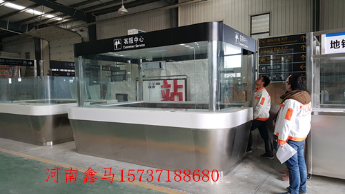 鄭州地鐵2號(hào)線不銹鋼服亭驗(yàn)收現(xiàn)場.jpg